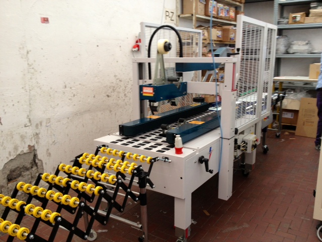 Linea DV 2.JPG Linea di nastratura - Azienda packaging - Frattamaggiore (NA) - foto 2
